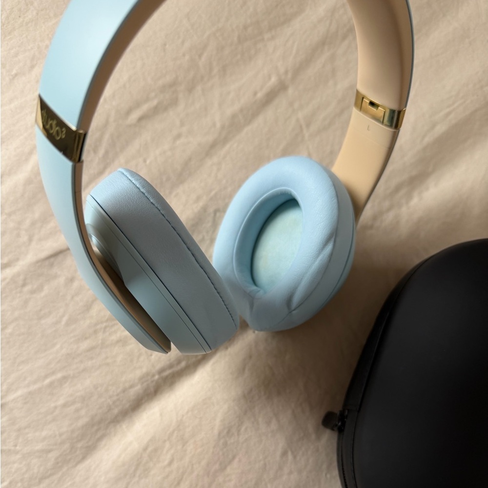 Baby Blue Beats Over Ear Headphones - like new - Picture 8 of 11